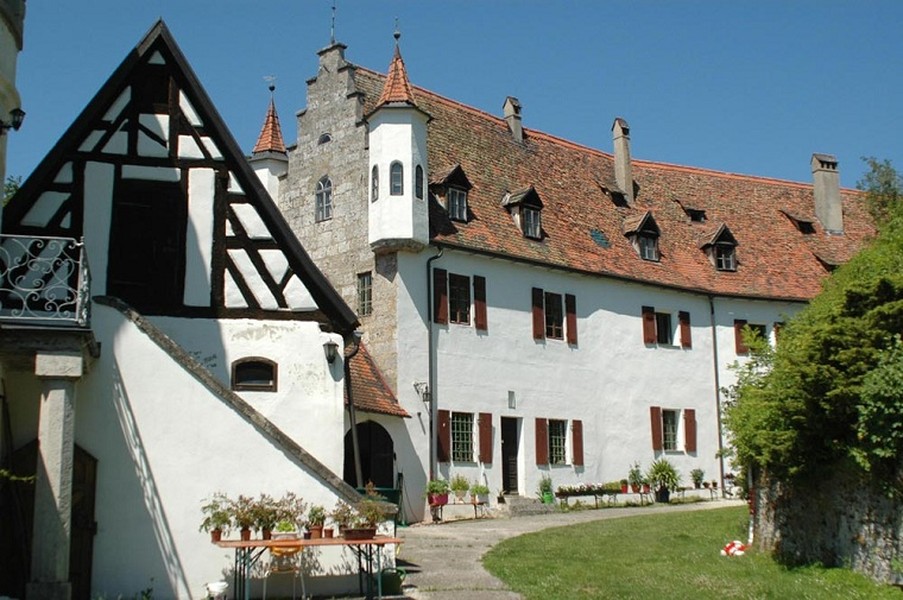 Lâu đài Schloss Neidstein ở Bavaria nước Đức được bán cho một luật sư giấu tên với giá 2,5 triệu USD. Được hoàn thành từ năm 1513 bởi kiến trúc sư Jobsts Brandt với diện tích hơn 400 mẫu Anh với rừng và những cánh đồng cỏ.